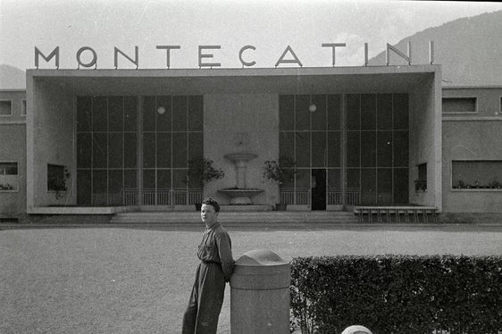 Ein Arbeiter vor dem Haupteingang
Sinich, Werk Montecatini, 1937–49