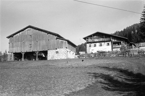 3. Aufnahme des Trienbachhofes in Sarntal von 1977, Erbhof seit 1993, Landesverband für Heimatpflege, Nr. 2436.