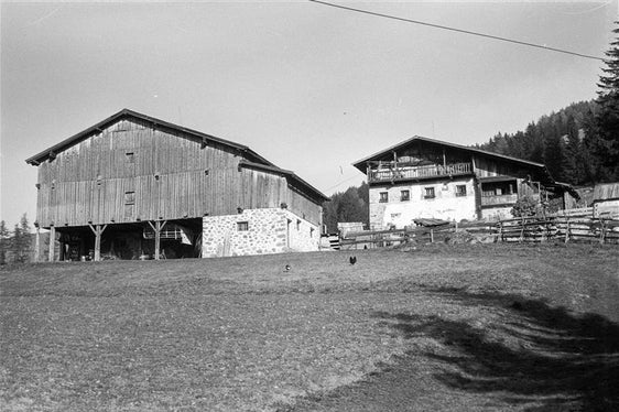 3. Aufnahme des Trienbachhofes in Sarntal von 1977, Erbhof seit 1993, Landesverband für Heimatpflege, Nr. 2436.