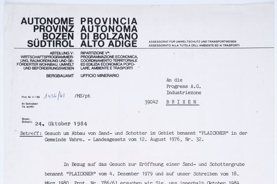 2c) L'Ufficio minerario era competente non soltanto per le miniere sotterranee, bensì anche per quelle in superficie come cave e torbiere; stipulava concessioni per l'estrazione di sabbia e ghiaia. (Uff. innovazione industriale, n. 221)