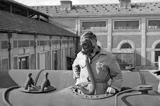 Notfallübung für Arbeiter
Werk Montecatini, Sinich, 1938–41