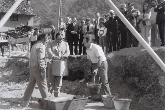 Posa della prima pietra del complesso residenziale di Aslago dell'Opera edile S. Albuino il 13 settembre 1973 (archivio Othmar Barth, n. 1395/37)