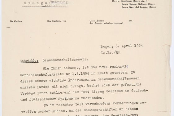 Lettera del Consorzio agrario di Bolzano alla latteria cooperativa di Stanghe, cui venne allegata la nuova legge regionale del 29 gennaio 1954 (ApBz, lascito Karl Gitzl, n. 67)