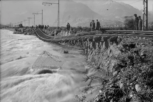 Land unter hießt es unter anderem 1940 in Meran-Untermais, wo ein Bahndamm der Zugstrecke Meran-Bozen unterspült wurde. (Foto: LPA/Amt für Film und Medien Bestand Fotostudio Waldmüller)