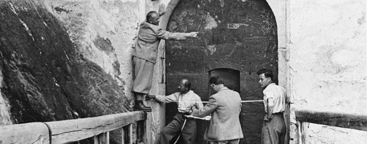 Mitarbeiter der Kulturkommission bei der Vermessung des Portales von Schloss Rodenegg (um 1940/41)