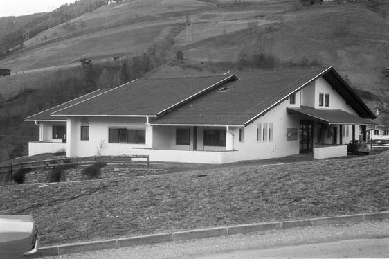 Il nuovo edificio della scuola materna di Luson, 1976. ApBz, Landesverband für Heimatpflege (Federazione provinciale per la tutela del patrimonio artistico e culturale), archivio fotografico, n. 436.