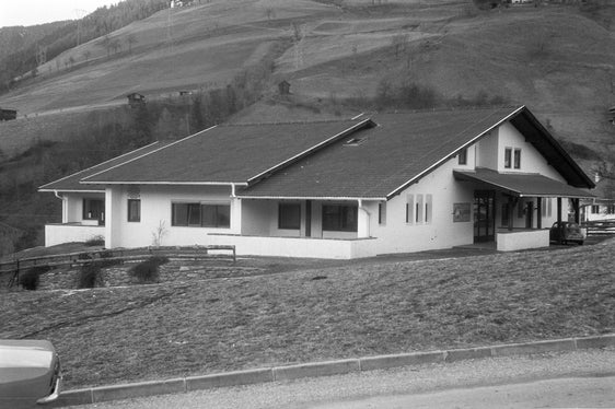 Il nuovo edificio della scuola materna di Luson, 1976. ApBz, Landesverband für Heimatpflege (Federazione provinciale per la tutela del patrimonio artistico e culturale), archivio fotografico, n. 436.
