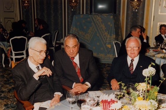 Il Presidente della Giunta Silvius Magnago con il Presidente dell’Unione Albergatori Artur Eisenkeil in occasione del 60° compleanno di Eisenkeil (Archivio fotografico Magnago n. 302)