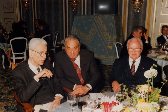 Il Presidente della Giunta Silvius Magnago con il Presidente dell’Unione Albergatori Artur Eisenkeil in occasione del 60° compleanno di Eisenkeil (Archivio fotografico Magnago n. 302)