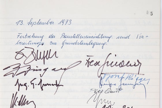 Giornale dei lavori del complesso residenziale di Aslago con le sottoscrizioni in occasione della posa della prima pietra il 13 settembre 1973 (archivio Othmar Barth, n. 455)