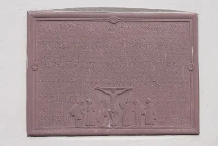 Gedenktafel an der Pfarrkirche von Oberammergau für 36 verstorbene Südtiroler, die im Rahmen der Umsiedlung der Alten und Siechen in einem dortigen Altersheim untergebracht waren. Foto: Ludwig Utschneider, Oberammergau, 2014