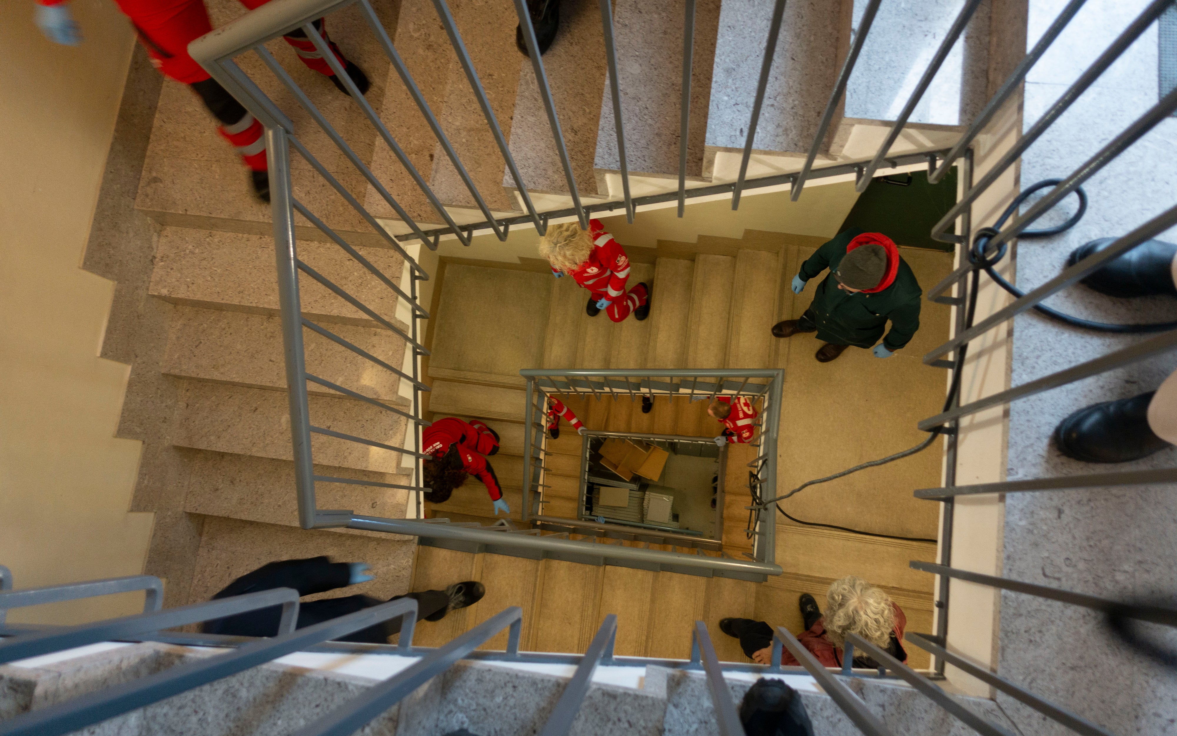 Trasporto dai depositi mediante catena umana (immagine: Archivio provinciale)