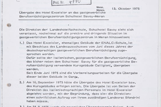 1975 wird das Hotel „Excelsior“ an das Schulhotel „Savoy“ Meran übergeben (Präsidium neu 7682)