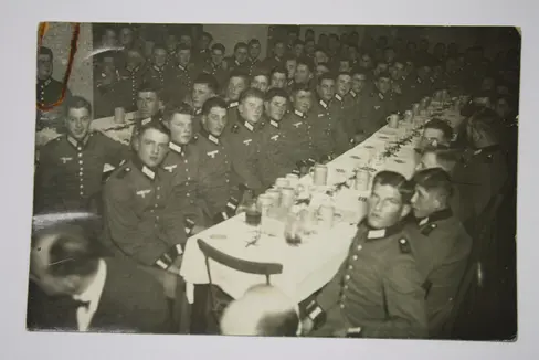 Nord- und Südtiroler Wehrmachtsrekruten bei einer Weihnachtsfeier in Innsbruck 1939. Postkarte eines Südtirolers in die Heimat. Südtiroler Landesarchiv, VKS/AdO Pos. 271.