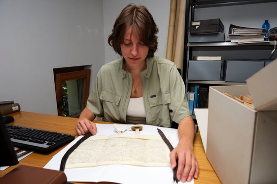 Lucia Villotti, Praktikantin am Südtiroler Landesarchiv im Sommer 2026, fertigt Regesten der Urkundensammlung Gandegg an (Foto: Alessandro Campaner, Landesarchiv)