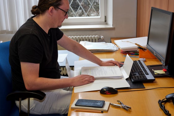 Jannis Cassar Franceschini, Praktikant am Südtiroler Landesarchiv im Sommer 2026, bei der Verzeichnung von Unterlagen des Kulturwerkes für Südtirol e.V. (Foto: Alessandro Campaner, Landesarchiv)