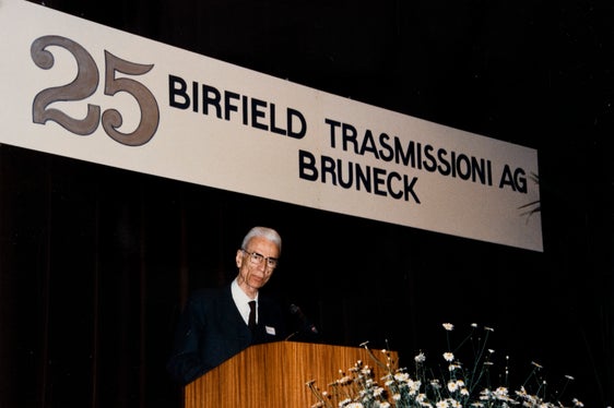 Landeshauptmann Silvius Magnago anlässlich der 25-Jahr-Feier der Birfield Trasmissioni im Brunecker Michael-Pacher-Haus, 1988 (Bildarchiv Silvius Magnago, Nr. 1998).