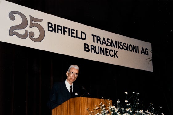 Landeshauptmann Silvius Magnago anlässlich der 25-Jahr-Feier der Birfield Trasmissioni im Brunecker Michael-Pacher-Haus, 1988 (Bildarchiv Silvius Magnago, Nr. 1998).