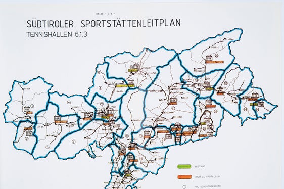 Secondo il piano di sviluppo degli impianti sportivi in Alto Adige nel 1983 vi era ancora carenza di campi da tennis (Rip. 27 urbanistica, n. 663)