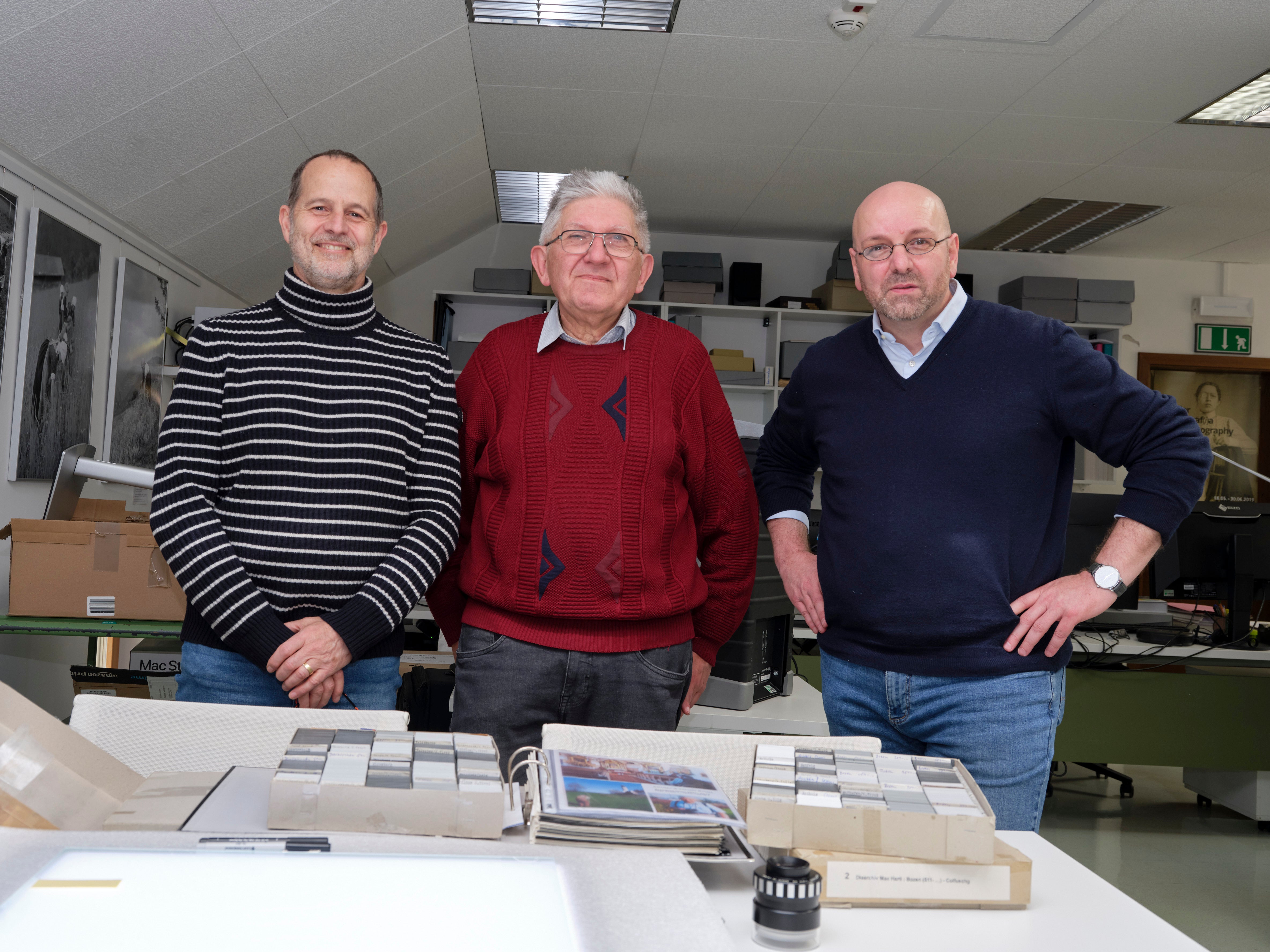 Alessandro Campaner, responsabile della fototeca, Johann Hartl e Gustav Pfeifer, direttore dell’Archivio provinciale (da s. a d.), alla consegna delle diapositive il 17 marzo 2026. Foto: Archivio provinciale, Harald Toniatti