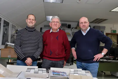 Alessandro Campaner, der Leiter der Bildstelle, Johann Hartl und Gustav Pfeifer, der Direktor des Landesarchivs (v. l. n. r.), bei der Übergabe der Bilder am 17. März 2026. Foto: Landesarchiv, Harald Toniatti