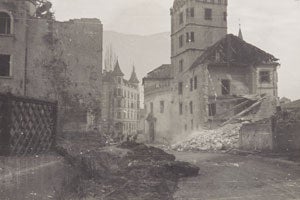 Bildarchiv 'Bombenschäden in Bozen', die beschädigte Landkommende Weggenstein im Jahre 1944