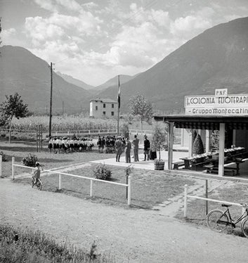 Versammlung der Figli und Figlie della Lupa in Anwesenheit der Militärbehörden
Dopolavoro der Montecatini, Heliotherapie-Kolonie , Sinich, , 1940
