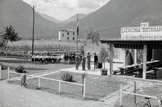 Versammlung der Figli und Figlie della Lupa in Anwesenheit der Militärbehörden
Dopolavoro der Montecatini, Heliotherapie-Kolonie , Sinich, , 1940