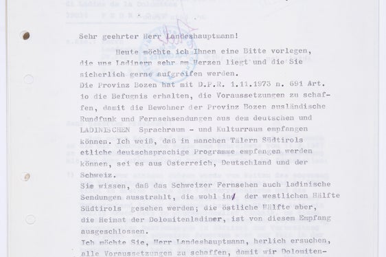 Schreiben des Präsidenten der Uniun Generela di Ladins dles Dolomites zum Empfang ausländischer Rundfunk- und Fernsehsendungen aus dem deutschen und rätoromanischen Sprachraum in den ladinischen Tälern, 1975 (Präsidium, Nr. 1116).