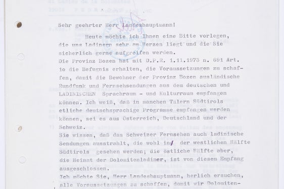 Schreiben des Präsidenten der Uniun Generela di Ladins dles Dolomites zum Empfang ausländischer Rundfunk- und Fernsehsendungen aus dem deutschen und rätoromanischen Sprachraum in den ladinischen Tälern, 1975 (Präsidium, Nr. 1116).