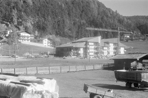 Costruzione di appartamenti nel verde di Vandoies di Sopra, 1975. ApBz, Landesverband für Heimatpflege/Federazione provinciale per la tutela del patrimonio artistico e culturale, n. 335.