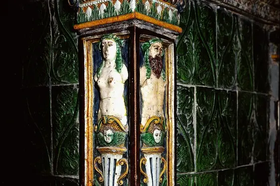 Bozen, Palais Rottenbuch: Detail eines Kachelofens im 1. Stock