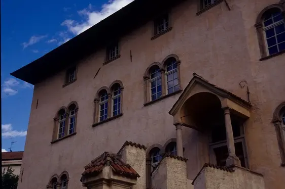 Bozen, Palais Rottenbuch: Nordwestfassade mit Freitreppe