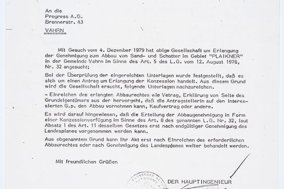 2c) Das Landesbergbauamt war neben dem Bergbau unter Tage auch für Steinbrüche, Gruben und Torfstiche zuständig; es stellte Konzessionen zum Abbau von Sand und Schotter aus. (Amt für industrielle Innovation, Nr. 22)
