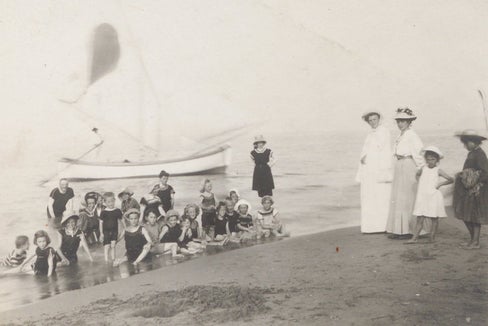 Bambini di una colonia estiva con le animatrici mentre fanno il bagno a Riccione intorno al 1900, Archivio Provinciale dell’Alto Adige, Archivio familiare e d’affari Settari, Bolzano-Dreikirchen, 21/7