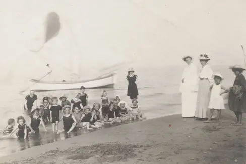 Bambini di una colonia estiva con le animatrici mentre fanno il bagno a Riccione intorno al 1900, Archivio Provinciale dell’Alto Adige, Archivio familiare e d’affari Settari, Bolzano-Dreikirchen, 21/7