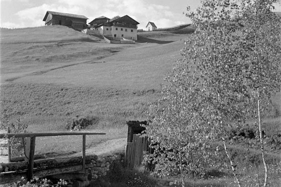 2.Der Oberkantiolhof in Villnöss, hier ein Foto aus dem Jahr 1940, erhielt 1984 den Erbhoftitel, Bildarchiv Mario und Benjamin Geat, Nr. 1154.