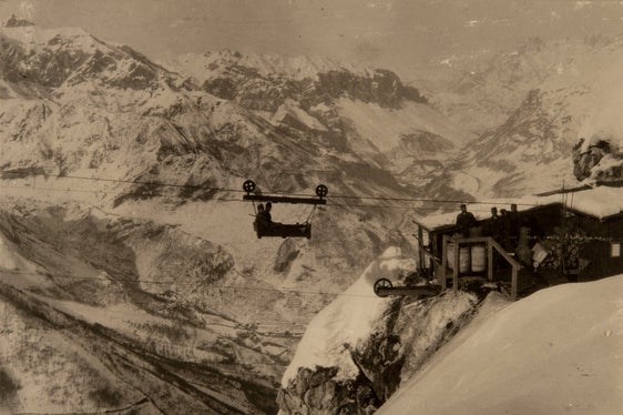 Feldseilbahn zwischen der Rocchettaspitze und der Rocchetta Alta (Trentino) im Ersten Weltkrieg. SLA, Sammlung Pfeiffersberg, Nr. 504.