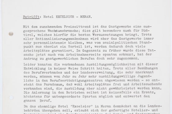 Im April 1973 appellierte der HGV-Präsident Artur Eisenkeil an die SVP-Mitglieder in der Landesregierung, die Angliederung des Hotels „Excelsior“ an das Schulhotel „Savoy“ Meran voranzutreiben (Präsidium neu 7682)