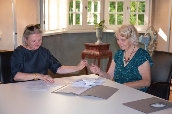 La soprintendente Karin Dalla Torre e la curatrice Ingeborg Stainer all'atto della firma (Foto: Archivio provinciale di Bolzano, Jasmeen Farina)