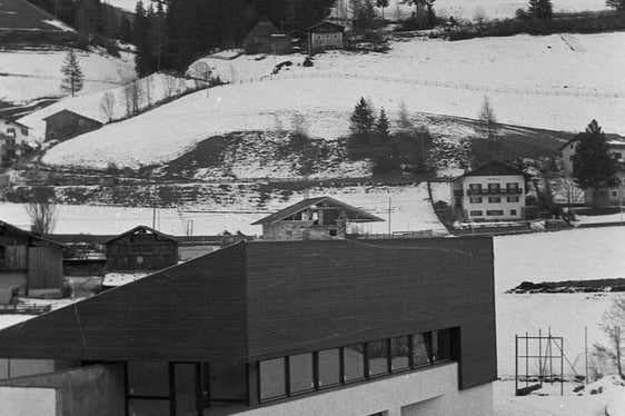 In den 1960er und vor allem 1970er Jahren wurden in ländlichen Gebieten vermehrt Sportanlagen errichtet, hier etwa das Gebäude des 1970 gegründeten Sportclub Sarntal auf einer Aufnahme vom Dezember 1977 (Landesverband für Sport)