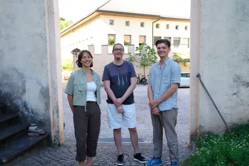 Absolvierten 2026 ein Sommerpraktikum am Südtiroler Landesarchiv (v.l.): Lucia Villotti, Jannis Cassar Franceschini, Jonas Radeloff (Foto: Alessandro Campaner, Landesarchiv).