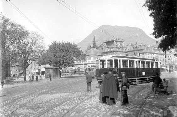 Il tram arriva in piazza Walther, Archivio provinciale di Bolzano, Archivio dell'Azienda Elettrica Consorziale, No. 268