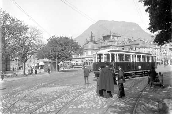 Il tram arriva in piazza Walther, Archivio provinciale di Bolzano, Archivio dell'Azienda Elettrica Consorziale, No. 268
