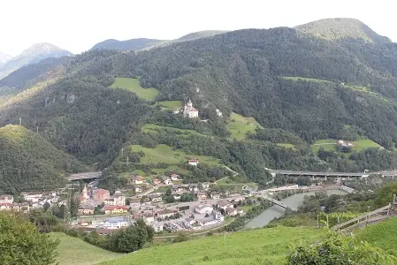 Einst wie heute ein wichtiges Wegekreuz: Blick auf Waidbruck im Unteren Eisacktal. Foto: Oswald Bauer, 2014