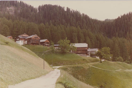 I collegamenti viari furono realizzati fino al confine dell'insediamento (foto: il gruppo di case presso la località; Furnacia a La Valle con la strada di accesso, 1980). ApBz, Ufficio tutela del paesaggio, n. 457.