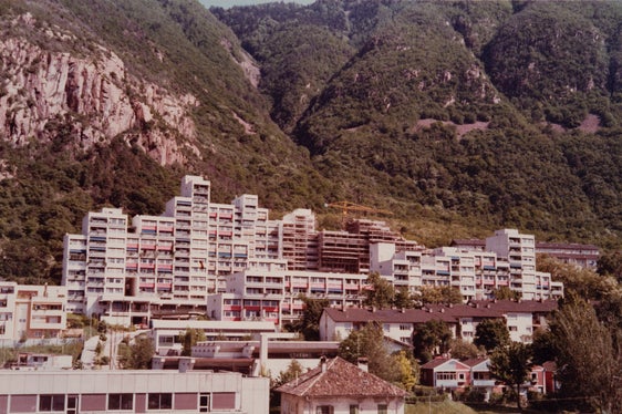 Die Siedlung Haslach kurz vor der Fertigstellung in den frühen 1980er Jahren, unten rechts einige Häuser der Rücksiedler-Siedlung aus den 1950er Jahren (Archiv Othmar Barth, Nr. 1395/50)