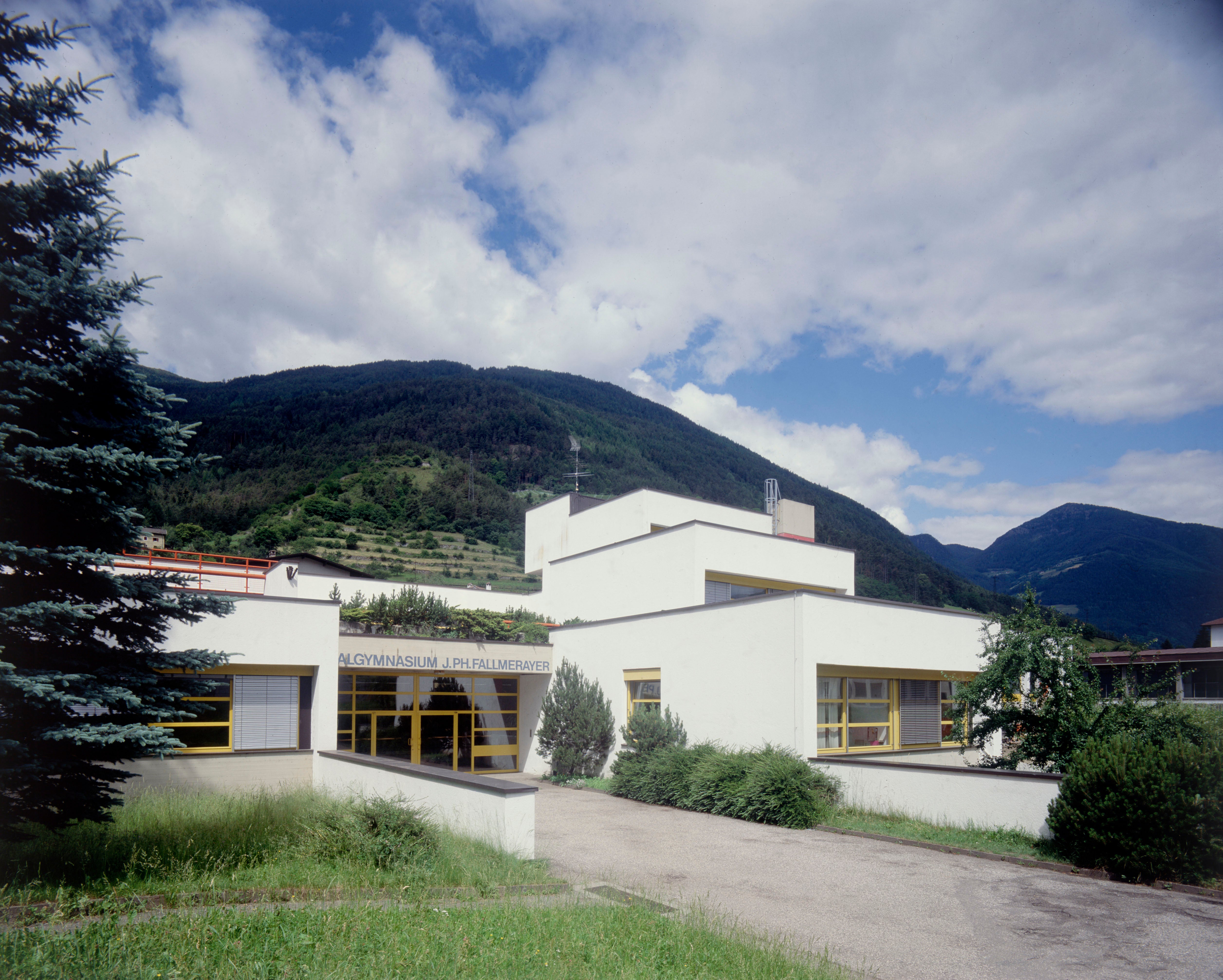 Il liceo scientifico „J. P. Fallmerayer“ a Bressanone dopo la fine dei lavori nel 1975 (Archivio Othmar Barth, n. 1343/7)