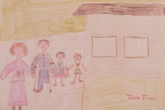 Il disegno realizzato da un bambino che raffigura l'inaugurazione della scuola materna di Aslago (al centro il P.Prov. Magnago), 1980. ApBz, raccolta Silvius Magnago, archivio fotografico, n. 155.