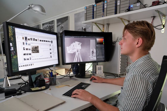 Jonas Radeloff, Praktikant am Südtiroler Landesarchiv im Sommer 2026, bei der Arbeit in der Bildstelle (Foto: Alessandro Campaner, Landesarchiv)